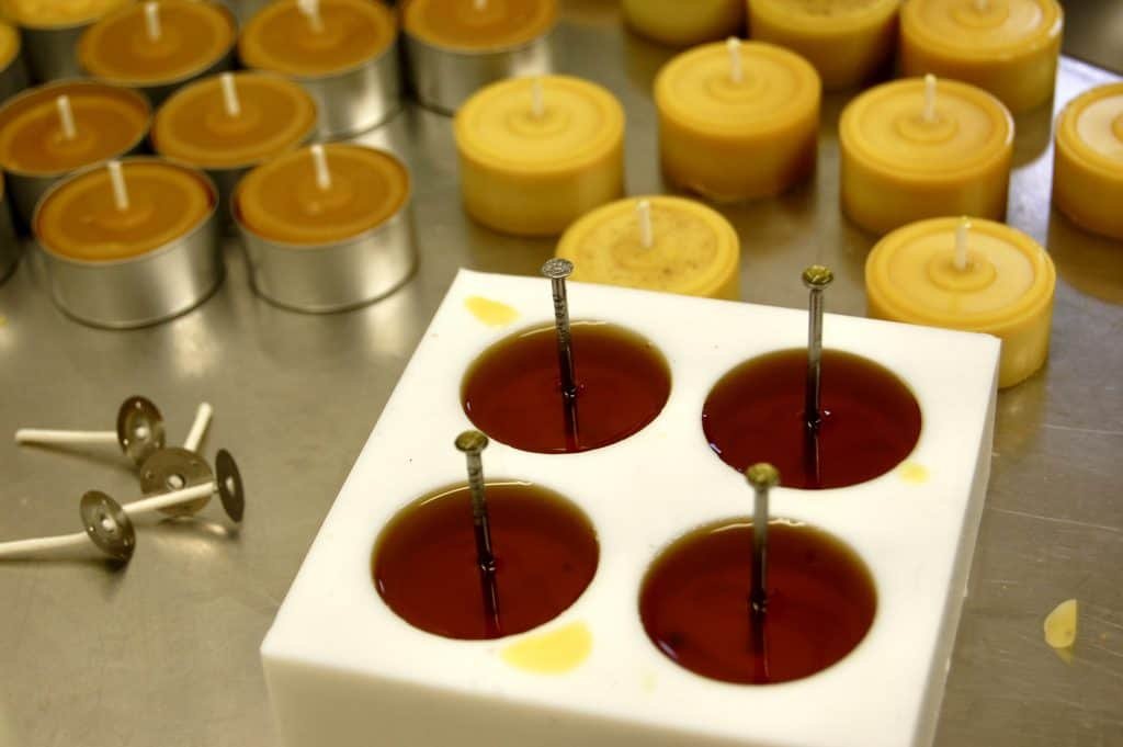 Teelichter aus Bienenwachs selber machen