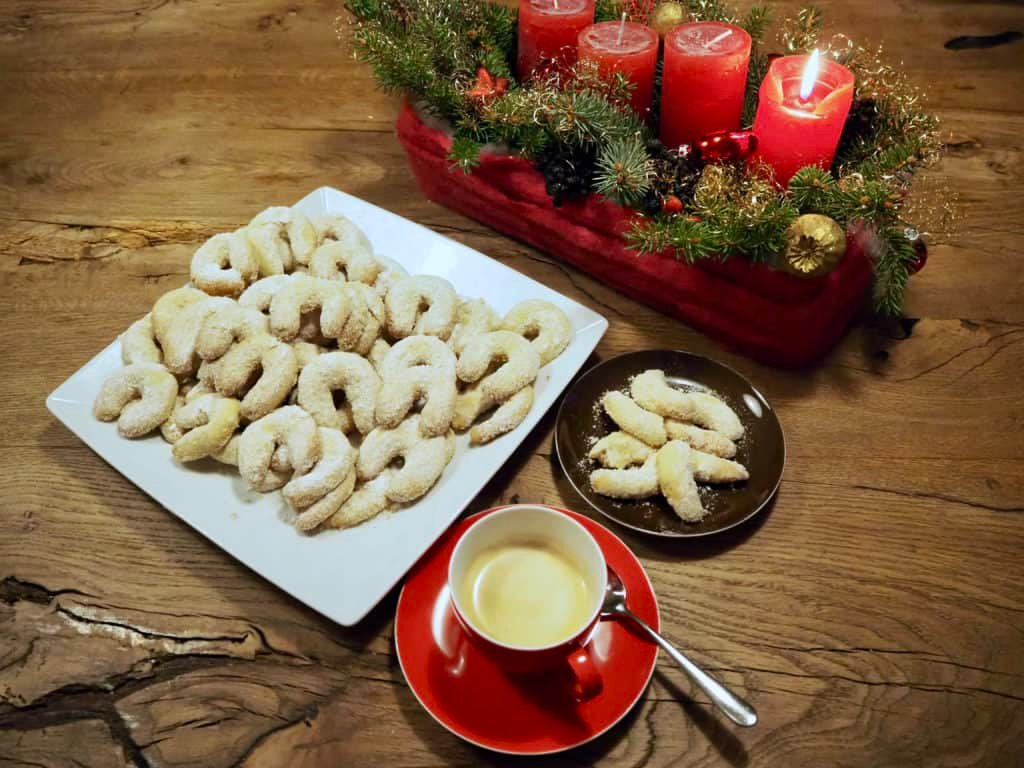 fertige Vanillekipferl, Kaffeeund Weihnachtsgesteck