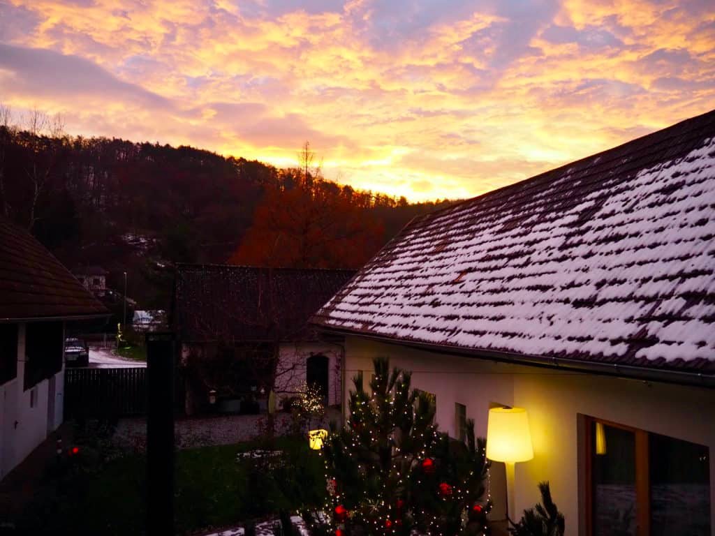 Sonnenaufgang und Schnee am Dach