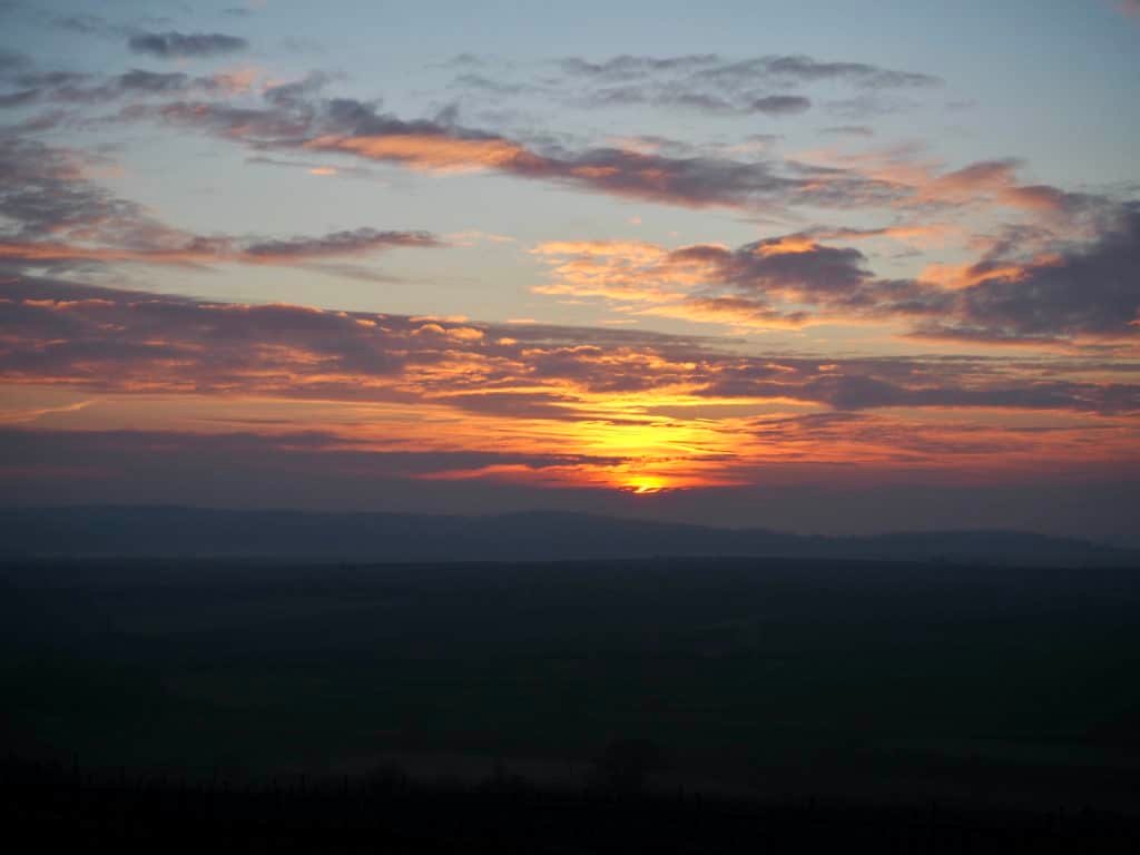 Sonnenaufgang über Feldern
