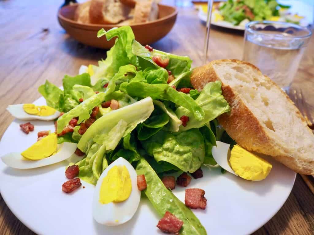 Grüner Salat mit Ei und Speck