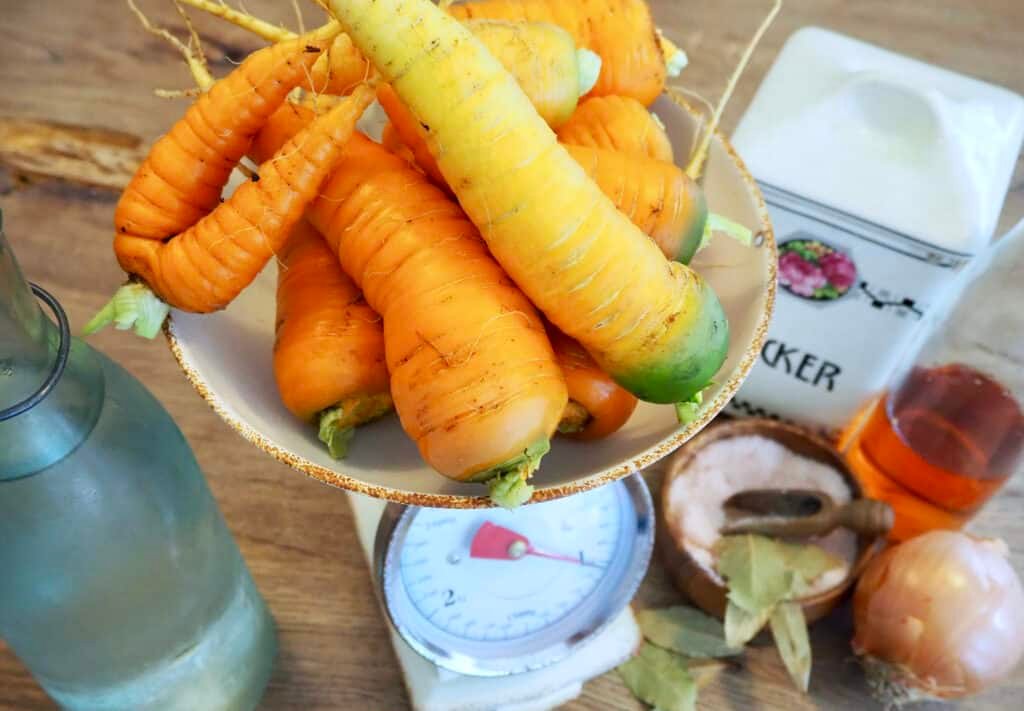 Zutaten für eingekochten Karottensalat