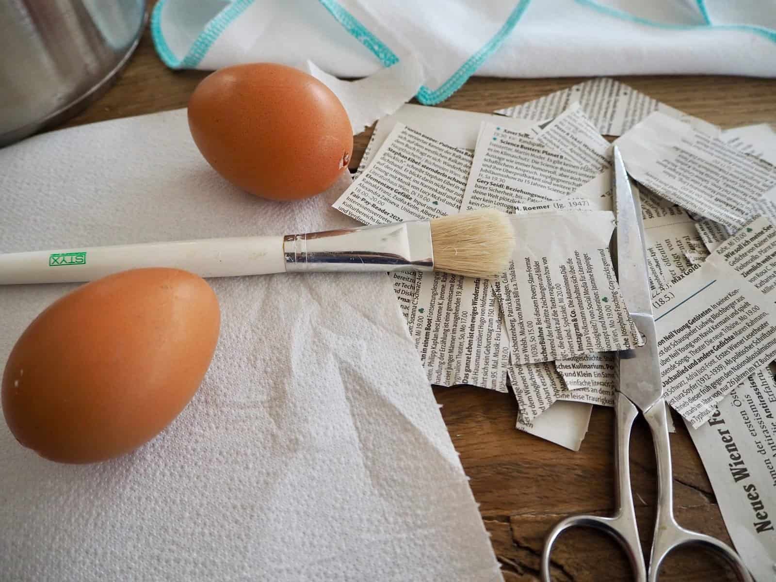 Eier mit Zeitungspapier bekleben - Vorbereitung